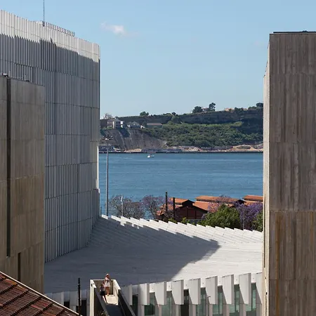 Apartment Joivy Modern Flat With River View Near Bica Elevator